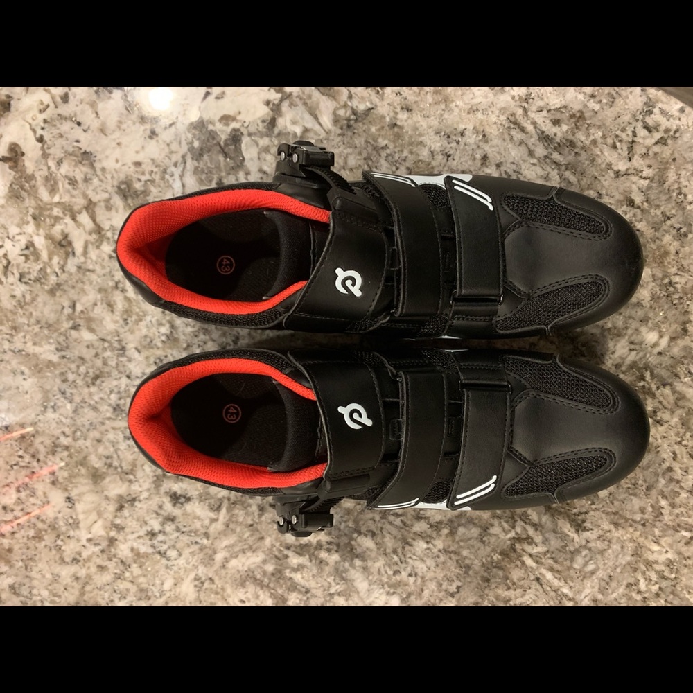 Practically new peloton shoes.